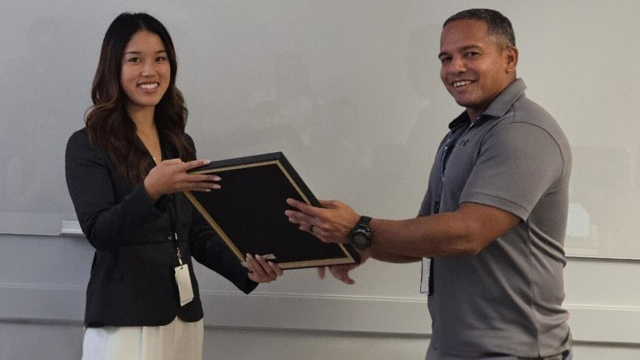 Elaine Nguyen, DoD College Acquisition Internship Program (DCAIP) intern for Project Manager Intelligence Systems and Analytics (PM IS&A) accepts an award of appreciation from Maj. Nefjoveny 