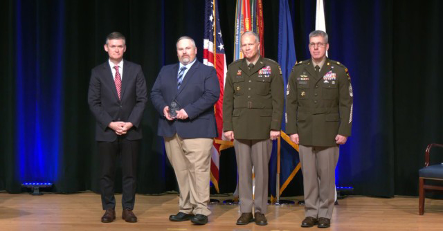 Project Manager EW&C star receives Army Acquisition Excellence award